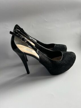 GUESS Black Lace Platform Heels in size 7,5